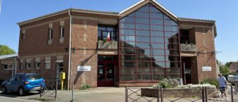 Façade du bâtiment du service petite enfance et de la crèche Pas à pas et lalala