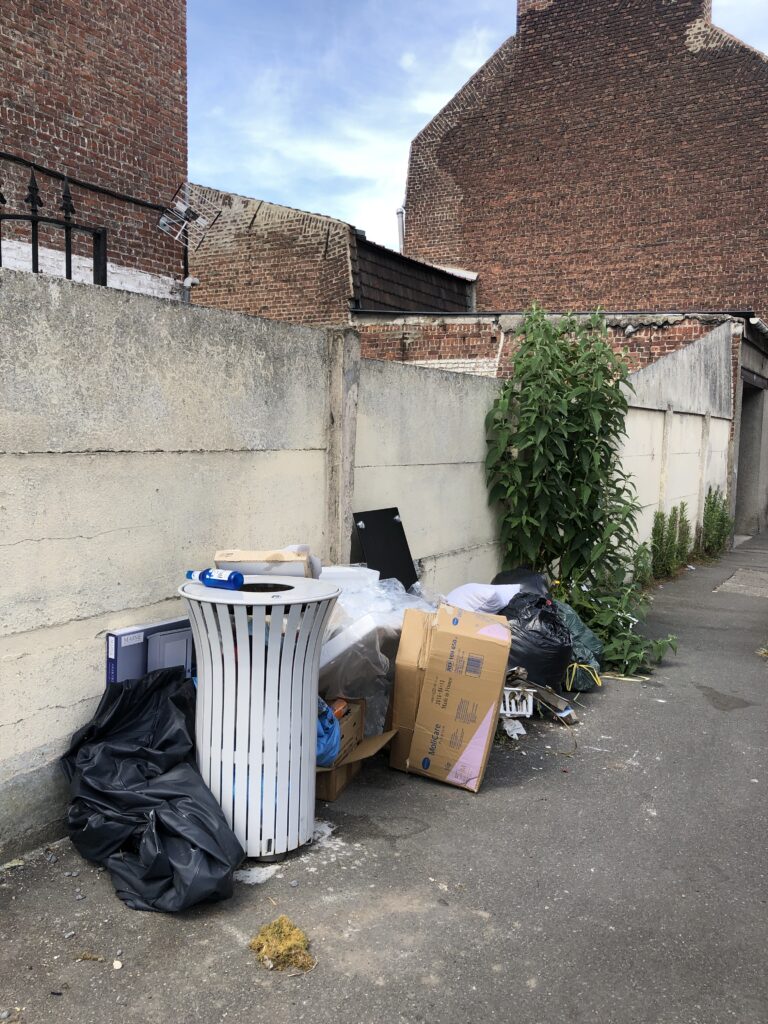 Image représentant des dépôts sauvages en ville - Agrandir l'image, fenêtre modale