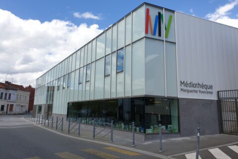 Image représentant l'entrée de la médiathèque depuis la rue Carnot