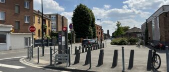 Photo de la rue avec des vélo en libre service