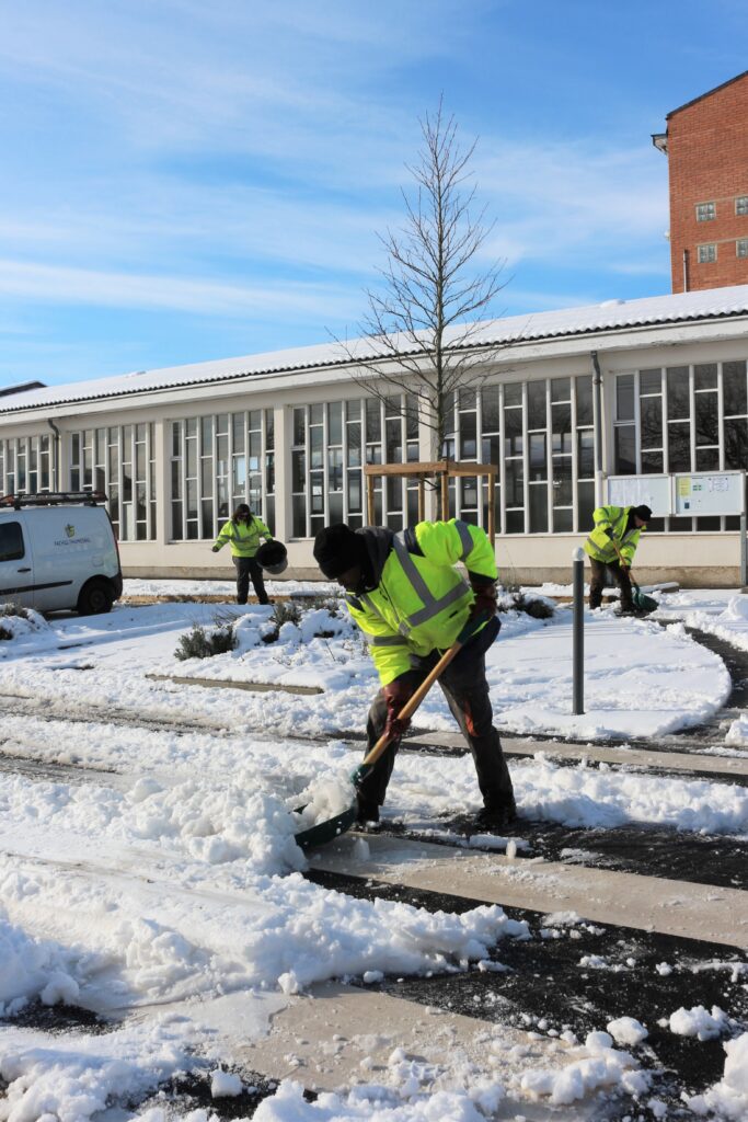Image représentant un employé municipal participant aux opérations de déneigement des rues de la ville - Agrandir l'image, fenêtre modale