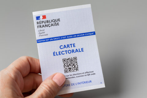 Image représentant une main présentant une carte électorale