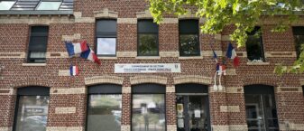 Vue du bâtiment du commissariat de secteur de police nationale et de police municipale