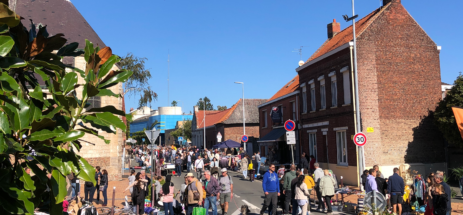 Image représentant une édition du marché aux puces du quartier de Faches au niveau de l'église Sainte-Marguerite