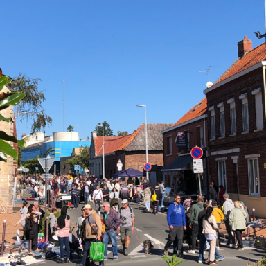 Image représentant une édition du marché aux puces du quartier de Faches au niveau de l'église Sainte-Marguerite