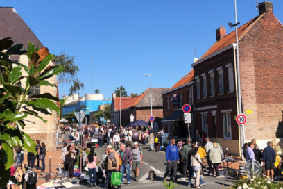 Image représentant une édition du marché aux puces du quartier de Faches au niveau de l'église Sainte-Marguerite - Agrandir l'image, fenêtre modale