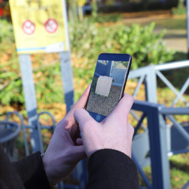 Image illustrant une personne procédant au signalement d'un dépôt sauvage sur l'application mobile de la ville.