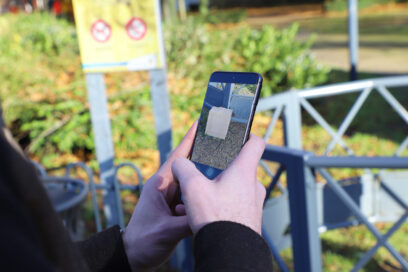 Image illustrant une personne procédant au signalement d'un dépôt sauvage sur l'application mobile de la ville. - Agrandir l'image, fenêtre modale