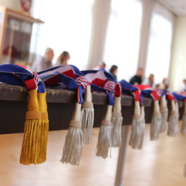 Illustrant une séance du conseil municipal en salle d'honneur de l'hôtel de ville de Faches-Thumesnil