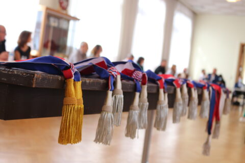 Illustrant une séance du conseil municipal en salle d'honneur de l'hôtel de ville de Faches-Thumesnil