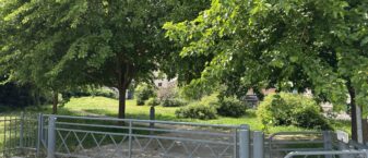 Vue de l'entrée du square de la médiathèque