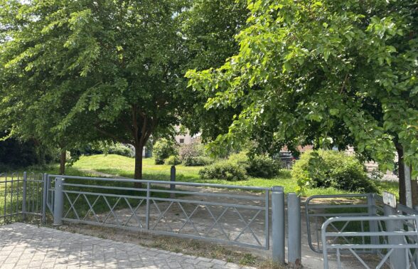 Vue de l'entrée du square de la médiathèque