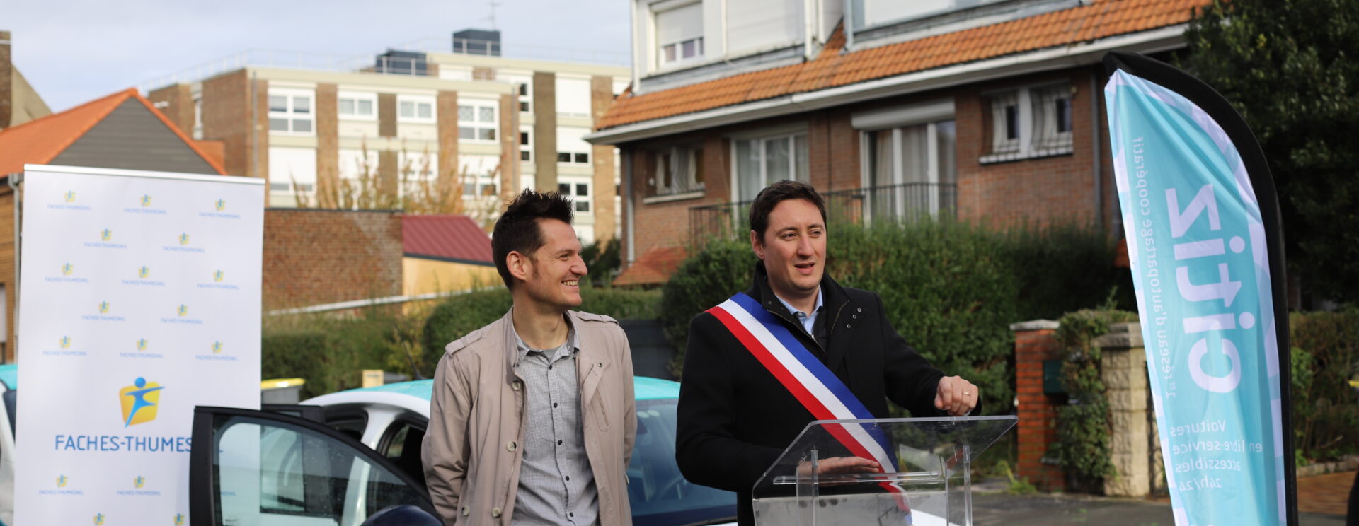 Image représentant monsieur le Maire et monsieur Lienard, adjoint au maire, lors de l'inauguration de la station d'autopartage Citiz