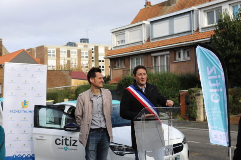Image représentant monsieur le Maire et monsieur Lienard, adjoint au maire, lors de l'inauguration de la station d'autopartage Citiz