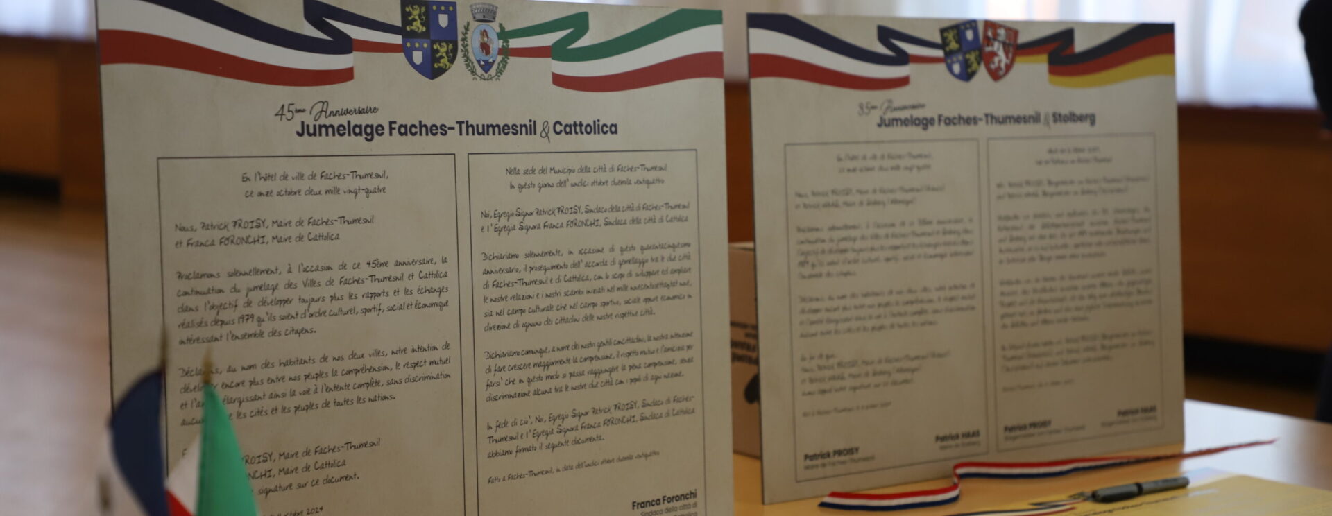Image représentant les actes de renouvellement de jumelage entre Faches-Thumesnil, Cattolica et Stolberg.