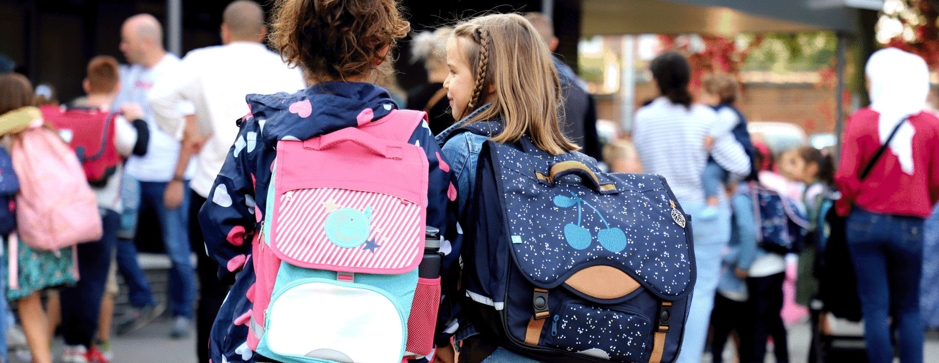 Image représentant deux enfants réalisant leur rentrée scolaire