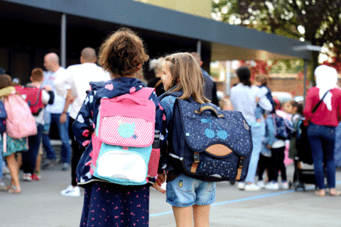 Image représentant deux enfants réalisant leur rentrée scolaire