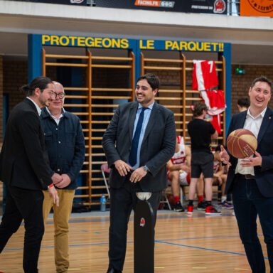 Image représentant monsieur le Maire lors de l'inauguration du complexe Jean Zay lors du coup d'envoi de la rencontre opposant le LMBC à Longwy