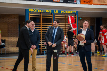 Image représentant monsieur le Maire lors de l'inauguration du complexe Jean Zay lors du coup d'envoi de la rencontre opposant le LMBC à Longwy - Agrandir l'image, fenêtre modale
