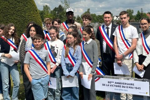Les membres du conseil municipal des jeunes à la cérémonie du 8 mai