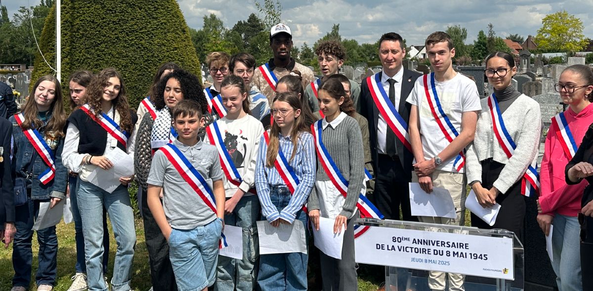 Les membres du conseil municipal des jeunes à la cérémonie du 8 mai