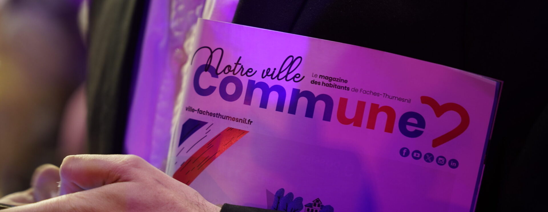 Image représentant un individu lisant le magazine municipal "notre ville commune"