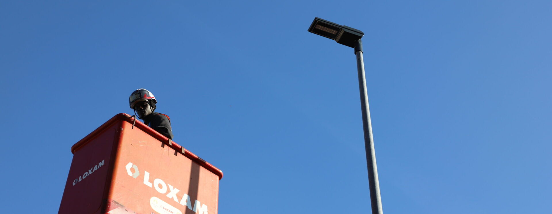 Image représentant un technicien participant aux travaux de rénovation de l'éclairage public en ville