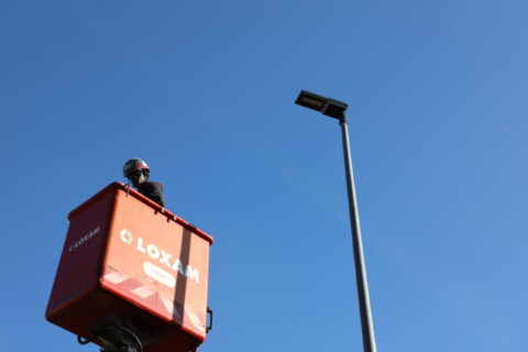 Image représentant un technicien participant aux travaux de rénovation de l'éclairage public en ville