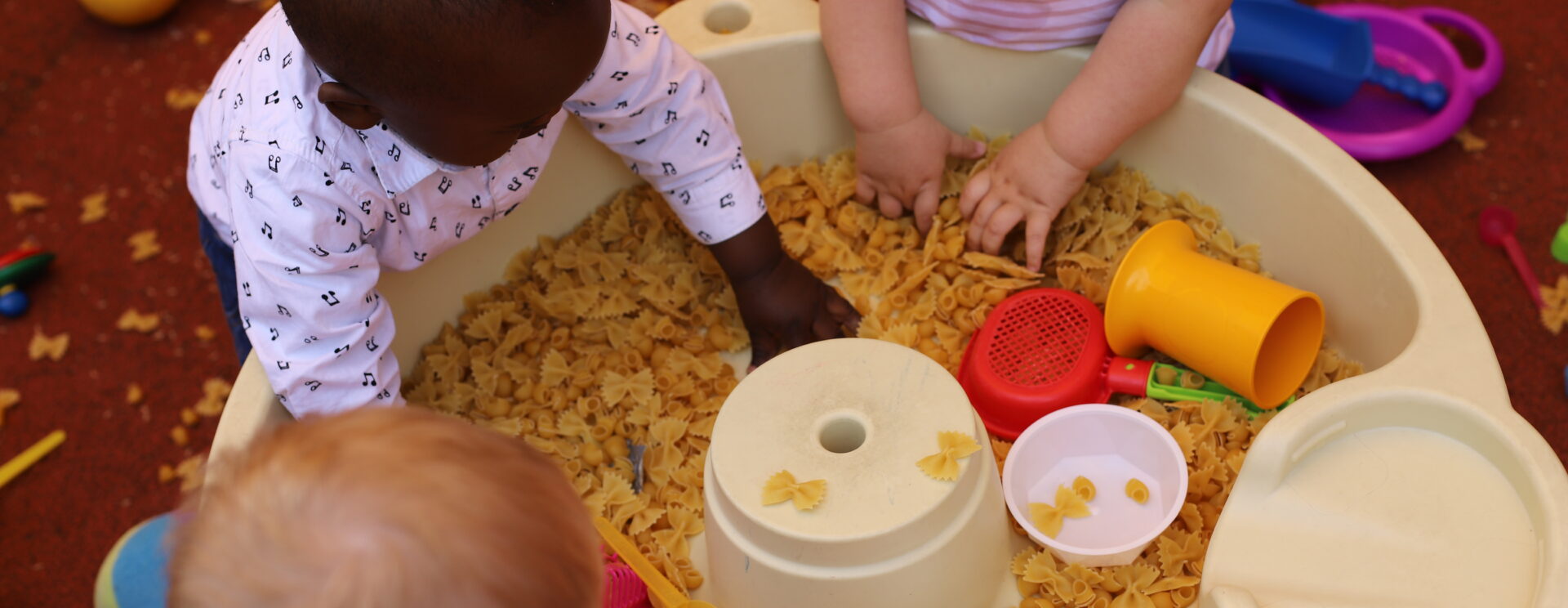 enfants jouant dans un bac dans une crèche municipale