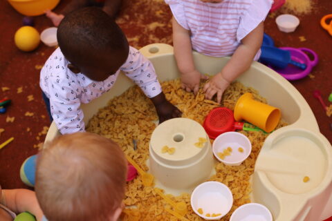 enfants jouant dans un bac dans une crèche municipale