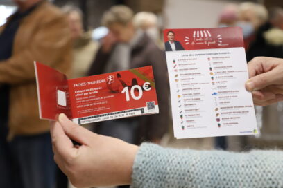 Image représentant les chéquiers remis lors des inscriptions ouvertes aux aînés de la ville à l'occasion de la fin d'année. - Agrandir l'image, fenêtre modale