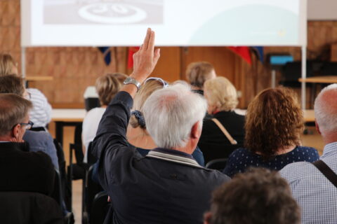 Image représentant un habitant participant à une réunion publique organisé par la commune