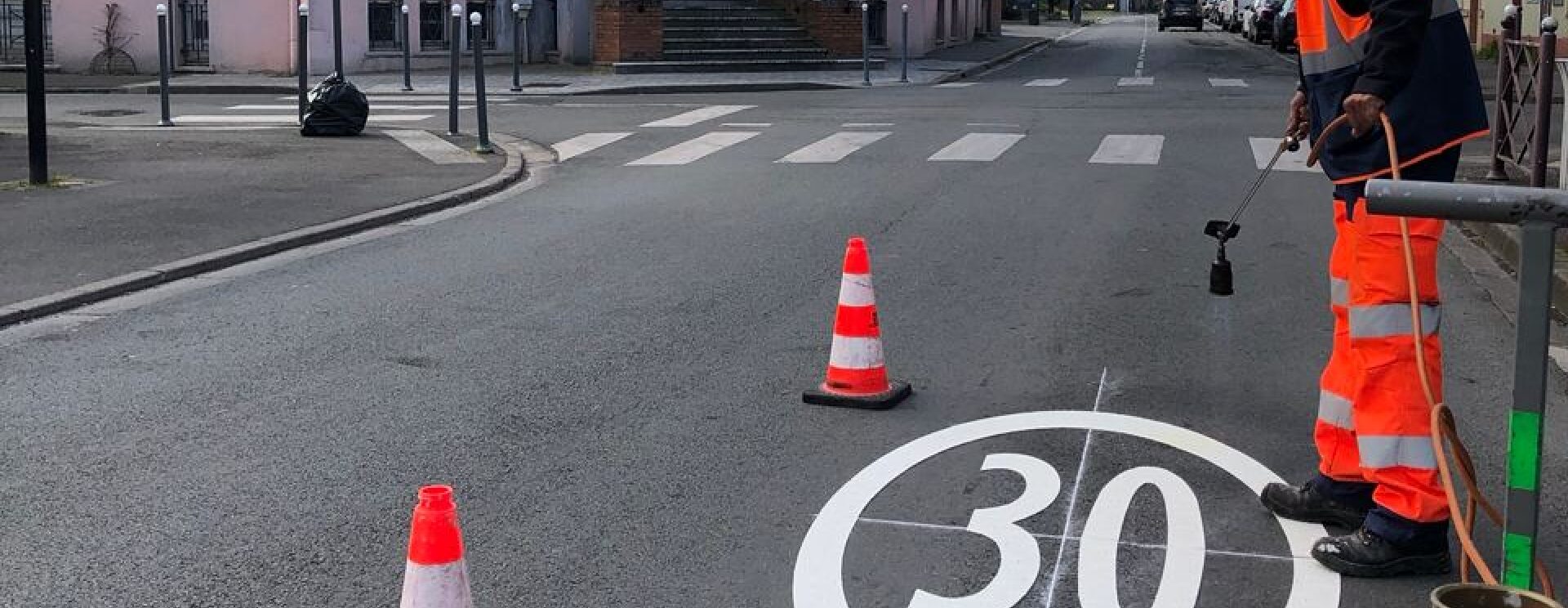 image représentant le traçage des nouvelles limitations de vitesse en ville (30km/h)