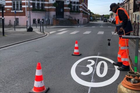 image représentant le traçage des nouvelles limitations de vitesse en ville (30km/h)