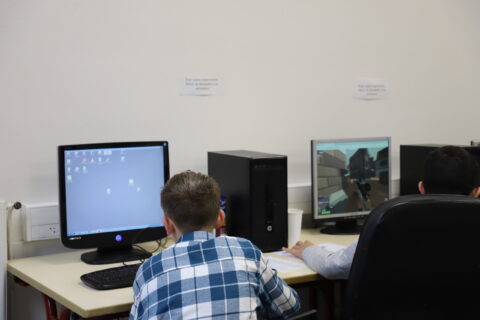 Enfant réalisant des recherches sur un ordinateur mis à disposition par la ville