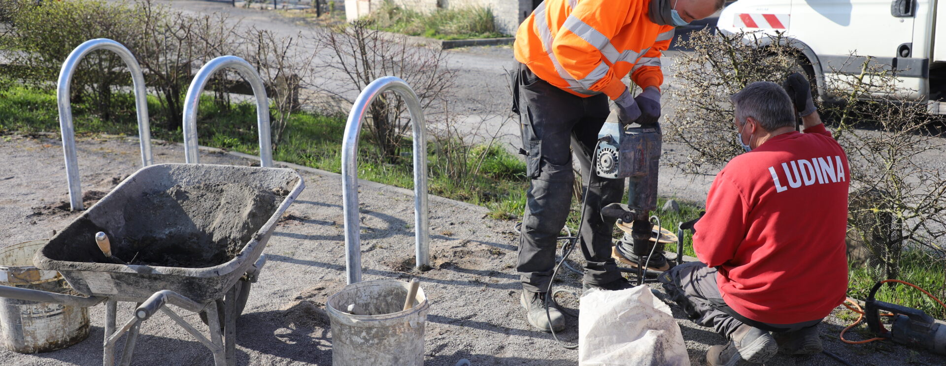 image représentant des ouvriers posant des arceaux vélo en ville