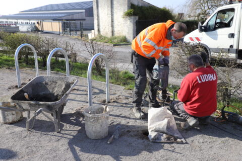 image représentant des ouvriers posant des arceaux vélo en ville