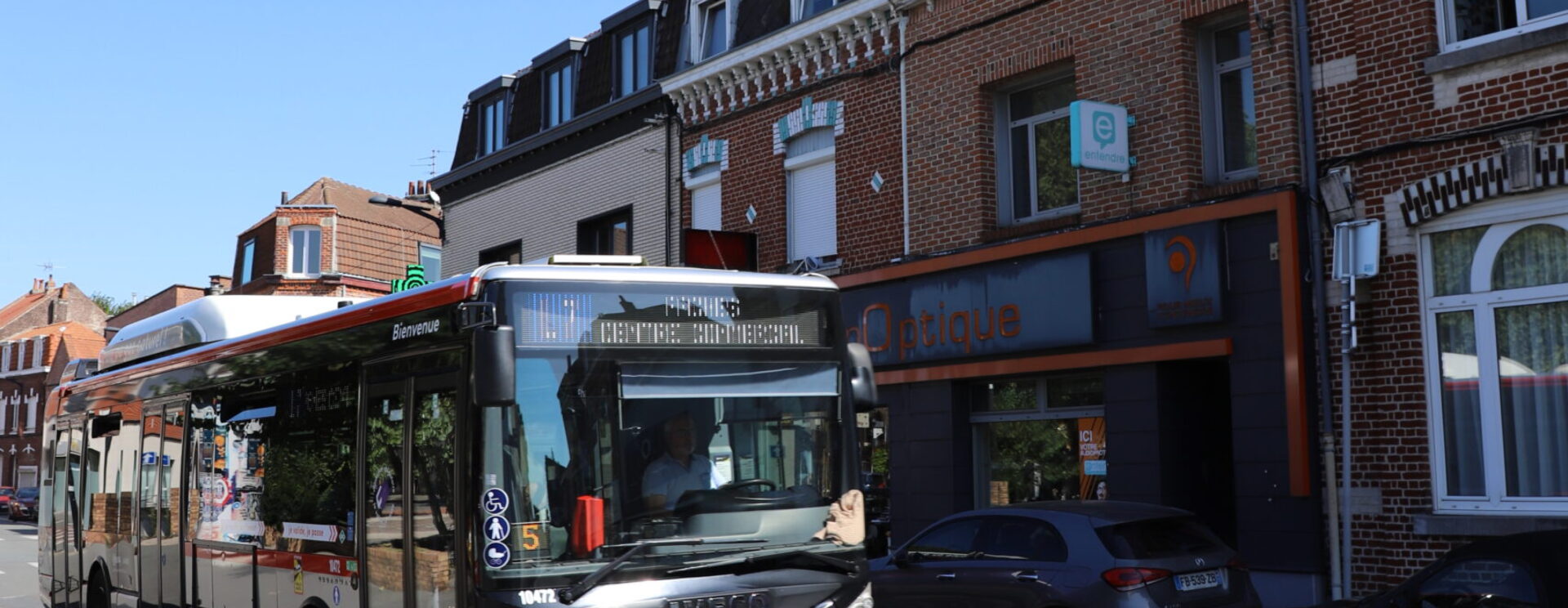 Image représentant un bus du réseau Ilévia traversant la ville
