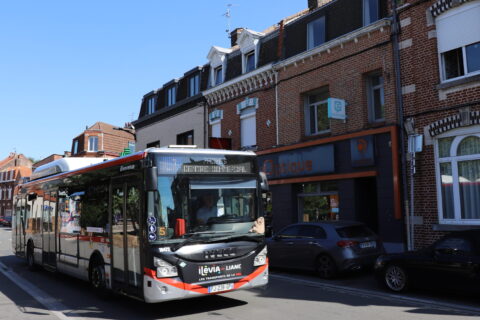 Image représentant un bus du réseau Ilévia traversant la ville