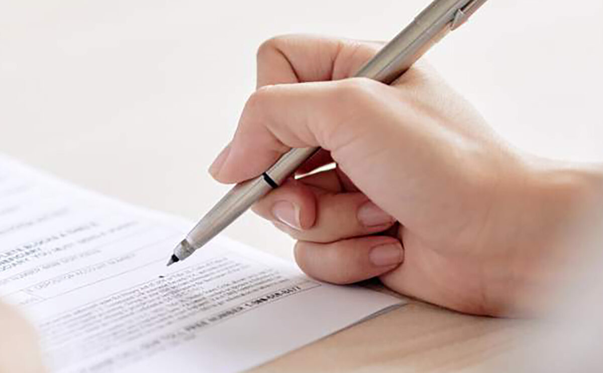 une personne qui écrit sur une table