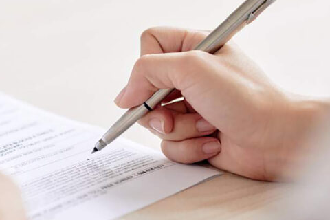 une personne qui écrit sur une table