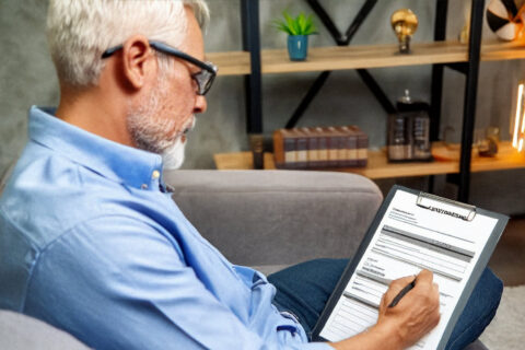 Un homme qui rempli un formulaire