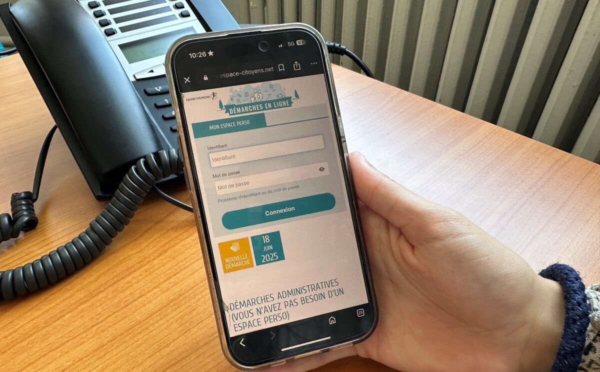 Photo d'un téléphone portable avec l'espace citoyen affiché