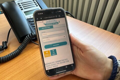Photo d'un téléphone portable avec l'espace citoyen affiché
