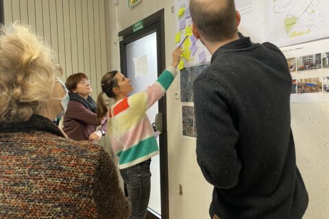 Image représentant des habitants réfléchissant à l'avenir de la commune autour d'une carte lors des ateliers FT'50