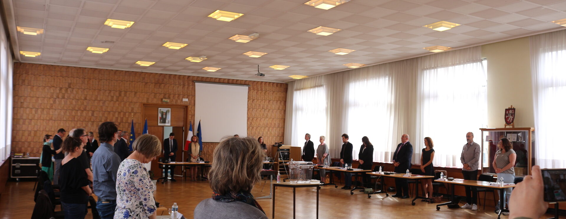image représentant une séance d'un conseil municipal
