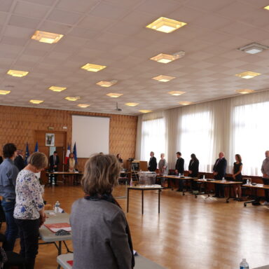 image représentant une séance d'un conseil municipal