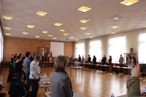 image représentant une séance d'un conseil municipal