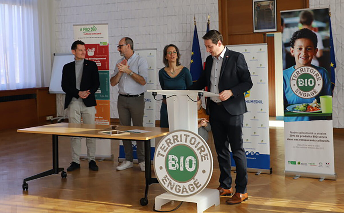 Photo de remise d'un label "Territoire Bio engagé"