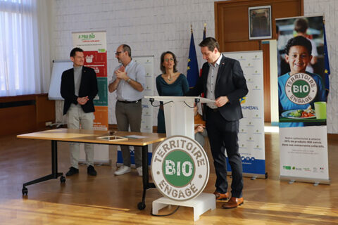 Photo de remise d'un label "Territoire Bio engagé"